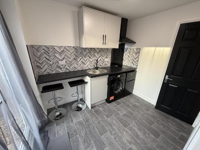 Lyvelly Gardens, PETERBOROUGH PE1 Studio to rent £900 pcm £208 pw