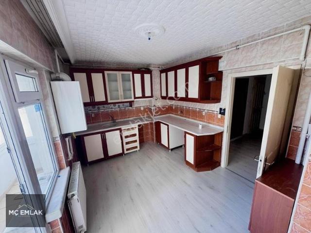 Mç Emlak'tan Çarşı İçi Ara Kat Ebeveyn Banyolu Kilerli Kiralık