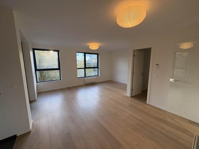 M Thiry – Bright, renovated 2 bed air conditioned PEB B