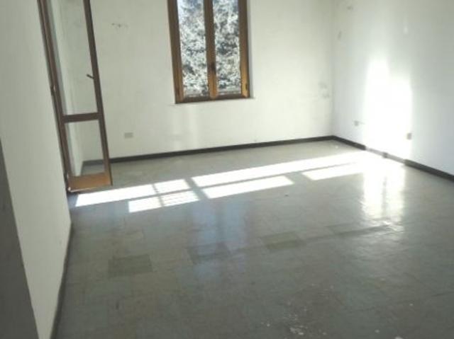 M 432 Mulazzo centrale,servizii a piedi Facile realizzo terza camera