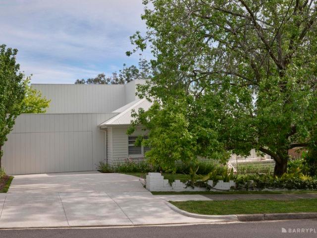 McMaster House: A Transformation of Family Luxury and Intelligent Comfort