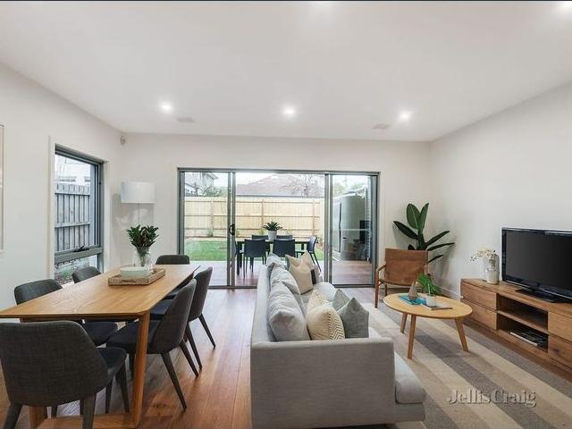 MCKINNON SCHOOL ZONE | MODERN, SPACIOUS & LOW MAINTENANCE