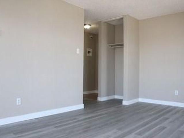 McLaren Manor Apartments