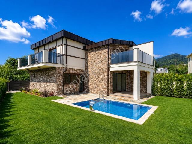 Maşukiye'de Özel Havuzlu, 150 M² Bahçeli 3+1 Lüks Villa