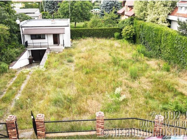 Mały dom z garażem na działce 503 m² w Poznaniu
