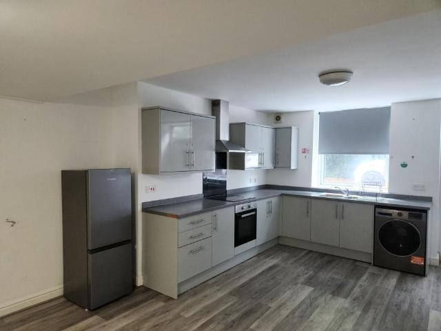 MANYGATES PARK, WAKEFIELD, WF1 5NR 4 bed flat to rent £1,275 pcm £294 pw
