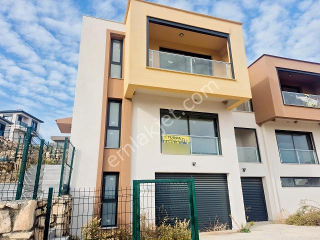 Manzara Özel Havuz Yerden Isıtma Kapalı Otopark Tripleks Villa