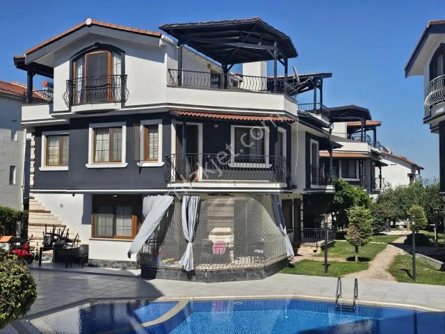 Manavgat Ilıca Mahallesinde Site İçi Satılık 4+1 Trıpleks Villa