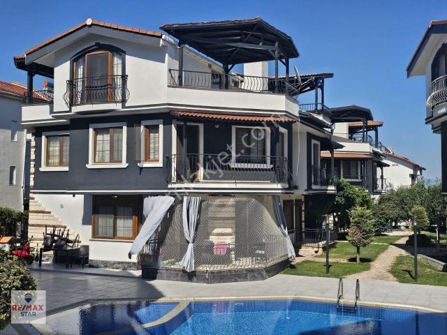 Manavgat Ilıca Mahallesinde Site İçi Satılık 4+1 Trıpleks Villa