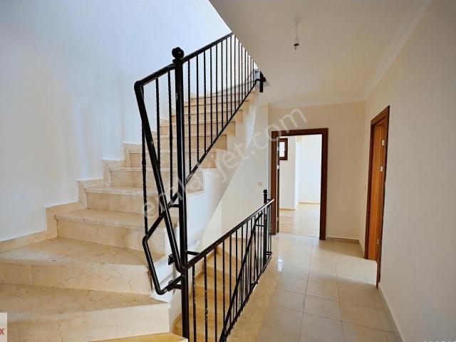 Manavgat Ilıca Mah'de Site İçerisinde Satılık Trıpleks Villa