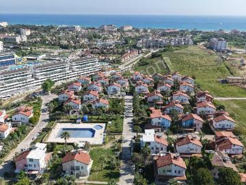 Manavgat'ta Denize Yürüme Mesafesinde 4+1 Havuzlu Site İçi Villa