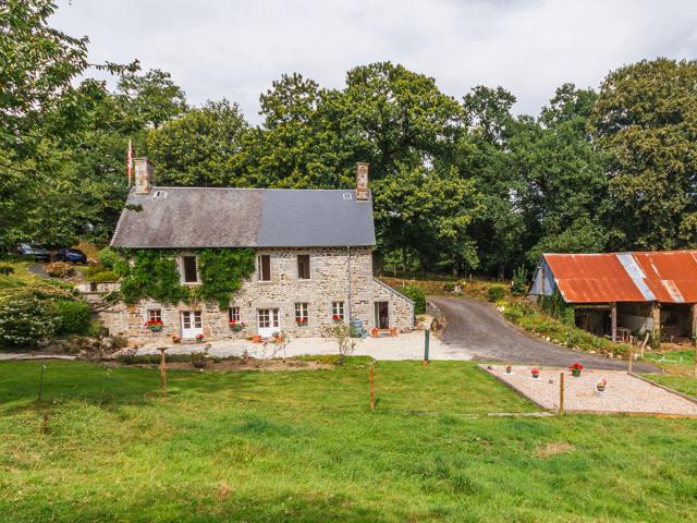 MANCHE: Maison en pierre de 4 chambres située dans un endroit privé avec dépendances et terrain