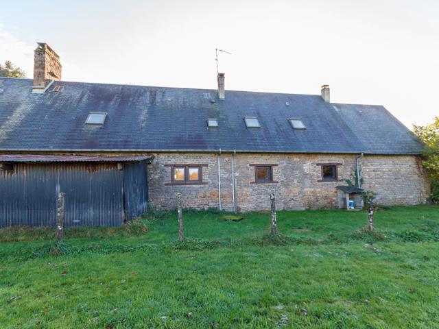 Manche  Maison en pierre de 6 chambres dans un endroit privé avec dépendances et terrain