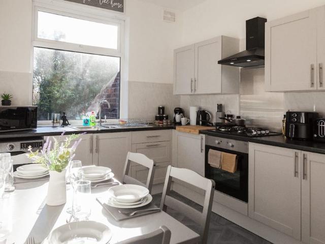 Manchester, M40 1GF, United Kingdom | 4 bed house for rent #147454038 | Rentberry
