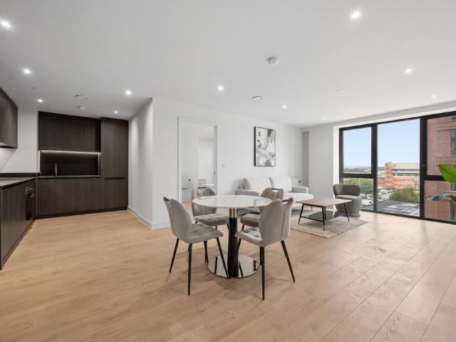 Manchester M3 2 bed apartment to rent £1,750 pcm £404 pw