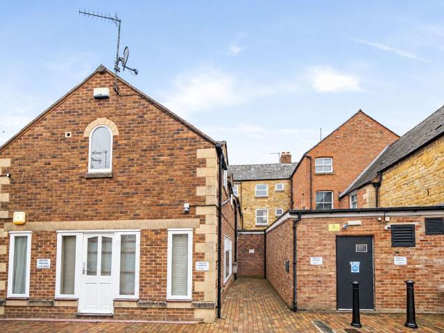 Manchester Court, Moreton In Marsh GL56, 2 bed flat to rent, £1,200 pcm | PrimeLocation