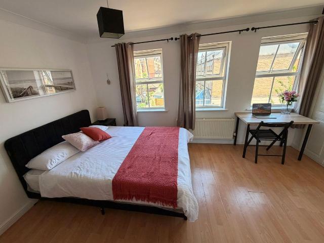 Manchester Road, Canary Wharf E14, 6 bed shared accommodation to rent, £1,250 pcm | PrimeLocation