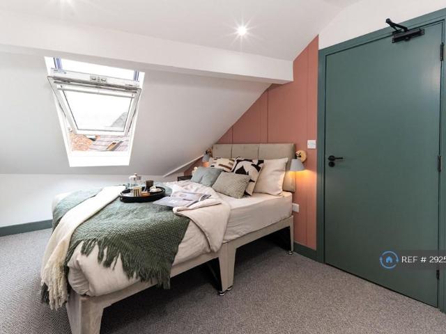 Manchester Road, Altrincham, WA14 1 bed in a house share to rent £1,100 pcm £254 pw