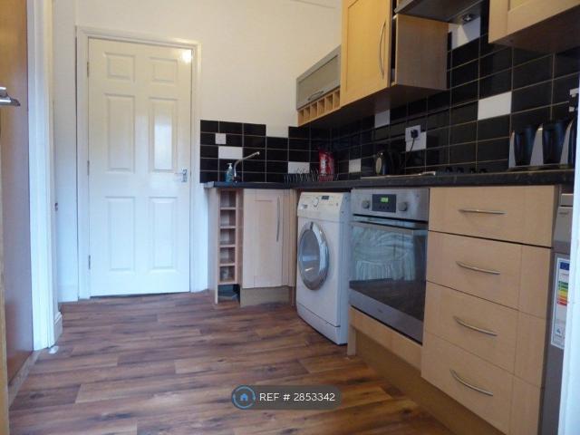 Manchester Road, Huddersfield HD4, 2 bed flat to rent, £950 pcm | PrimeLocation