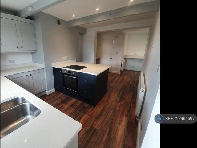 Manchester Road, Mossley. 4 bed terraced house to rent £1,295 pcm £299 pw