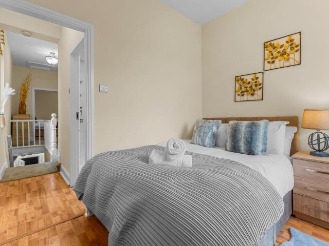 Manchester Seymour Escape Spacious 4BR Home for 8