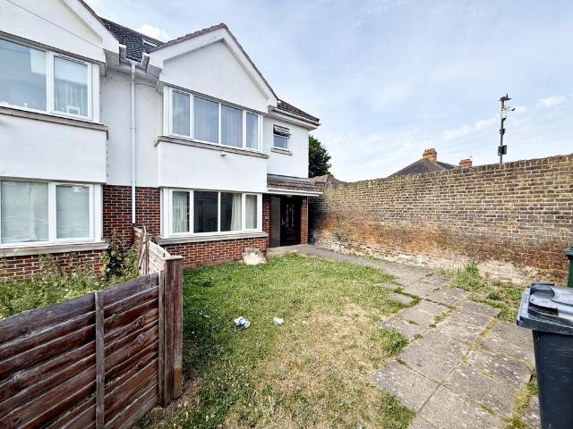 Mandeville Road, Isleworth, TW7 4 bed semi detached house to rent £2,650 pcm £612 pw