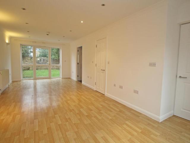 Mandeville Road, Isleworth, TW7 4 bed semi detached house to rent £2,700 pcm £623 pw