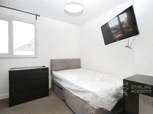 Mangles Road, Guildford, Surrey, GU1 1 bed in a house share to rent £800 pcm £185 pw