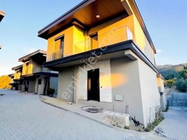 Manisa Keçiliköyde Özel Havuz,kapalı Garaj Bahçeli Sıfır Villa