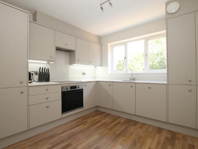 Manning Close, East Grinstead, West. 2 bed flat to rent £1,400 pcm £323 pw
