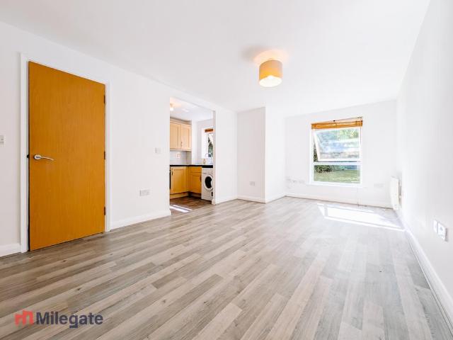 Manning Gardens, Croydon CR0 1 bed flat to rent £1,325 pcm £306 pw
