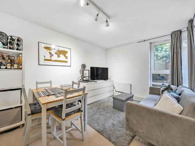 Manningtree Close, London, SW19 1 bed flat to rent £1,700 pcm £392 pw