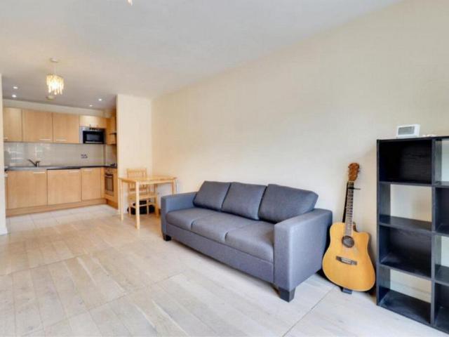 Mannock Close, London 1 bed apartment to rent £1,650 pcm £381 pw