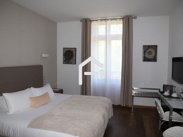 MANOIR