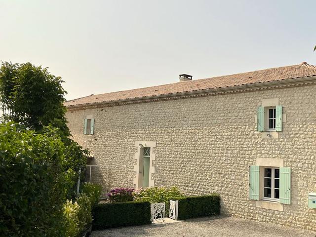 Manoir 4 chambres, 1 dépendance et grand terrain 250m² Mirambeau