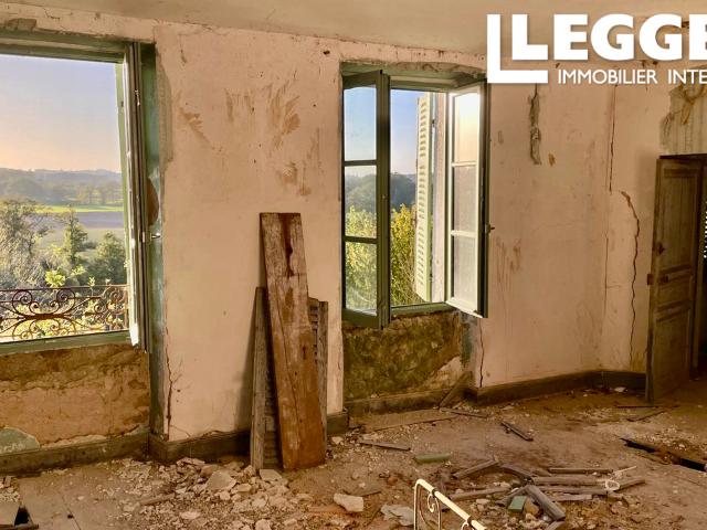 Manoir ancien du XVIIe siècle à rénover entièrement l'intérieur, avec étang de pêche et terrain