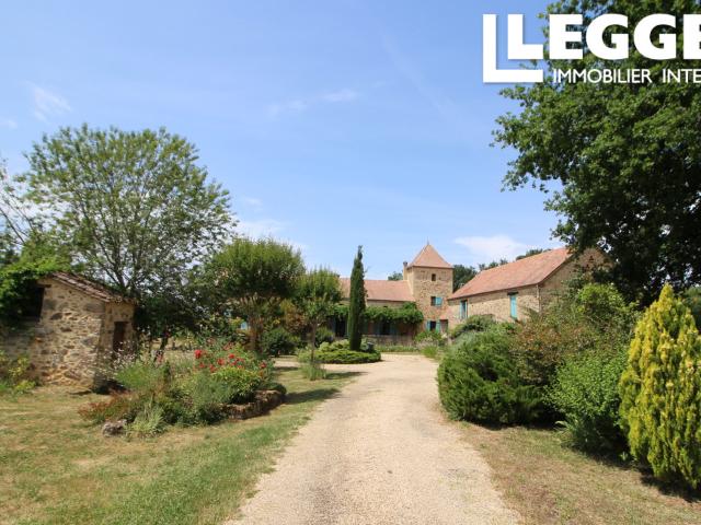 Manoir ancien rénové avec grange aménagée, pigeonnier, piscine naturelle et jardin paysagé à Belvès