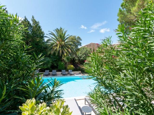 Manoir avec Piscine et Garage 655m² Homps