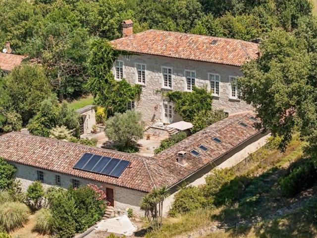 Manoir d'exception sur terrain de 32 hectares