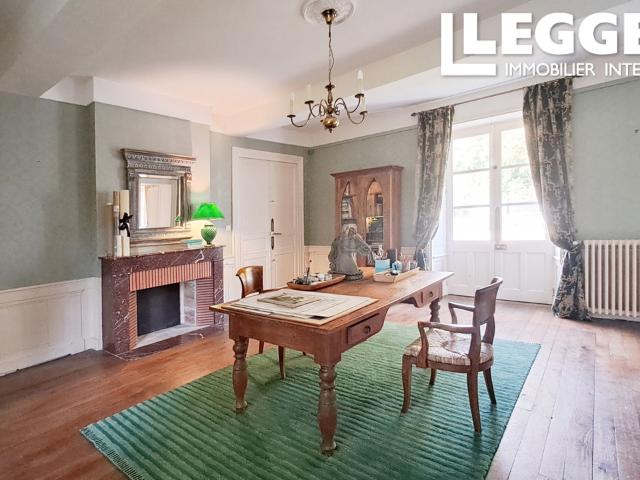 Manoir de caractère à vendre à Melle, à deux pas des commerces, sur un parc clos de 2 hectares