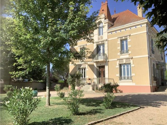 MANOIR DE CHARME 1906 220 m2 RÉNOVÉS AUX PORTES DE ROANN