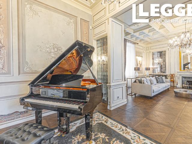 Manoir de prestige avec 6 chambres, piscine et parc privé de 1,3ha et maison de gardien, au centre de Chambéry