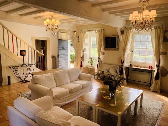 Manoir du 18eme avec Maison d'Amis, dépendances et piscine 495m² Montbron
