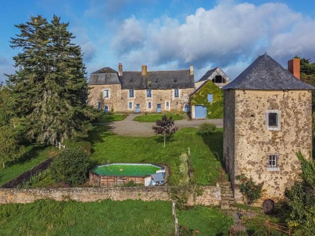 Manoir du XIIIe siècle et XVIe siècle de 295 m², son parc et ses dépendances