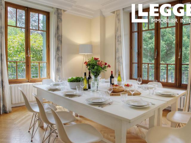 Manoir en Haute Savoie avec deux habitations, piscine, tennis, vue montagne, proche Annecy, ski et Genève