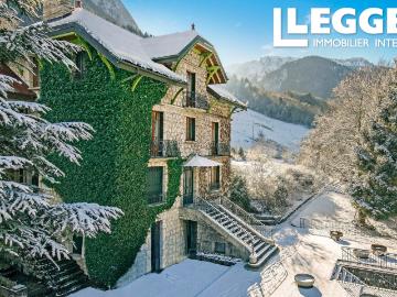 Manoir en Haute Savoie avec deux habitations, piscine, tennis, vue montagne, proche Annecy, ski et Genève