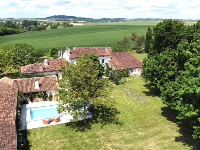 Manoir en pierre avec 7 chambres, gîte indépendant, piscine. 425m² Angoulême