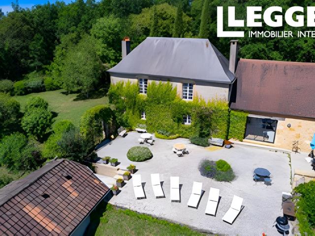 Manoir en pierre avec 6 chambres, 5 salles de bains, 2 cuisines, piscine chauffée, 2 hectares et 3 terrasses