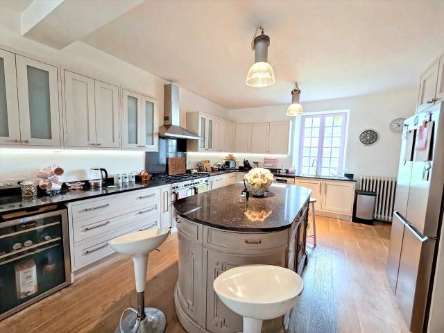 Manoir en Pierre avec Piscine, Terrain de Tennis & Grange –. 388m² Eymet