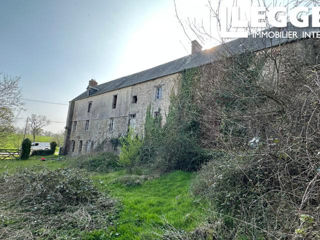 Manoir et ses dépendances à rénover situation rurale 1km du centre d’un village